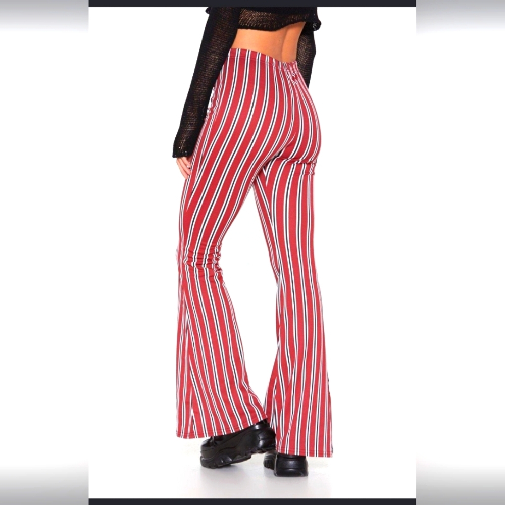 HOT kiss women's large maroon feature a high-waisted, flare silhouette and white